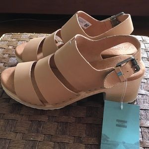 Tom’s Sz 9 Women’s Phoebe Honey Tan Leather Clogs